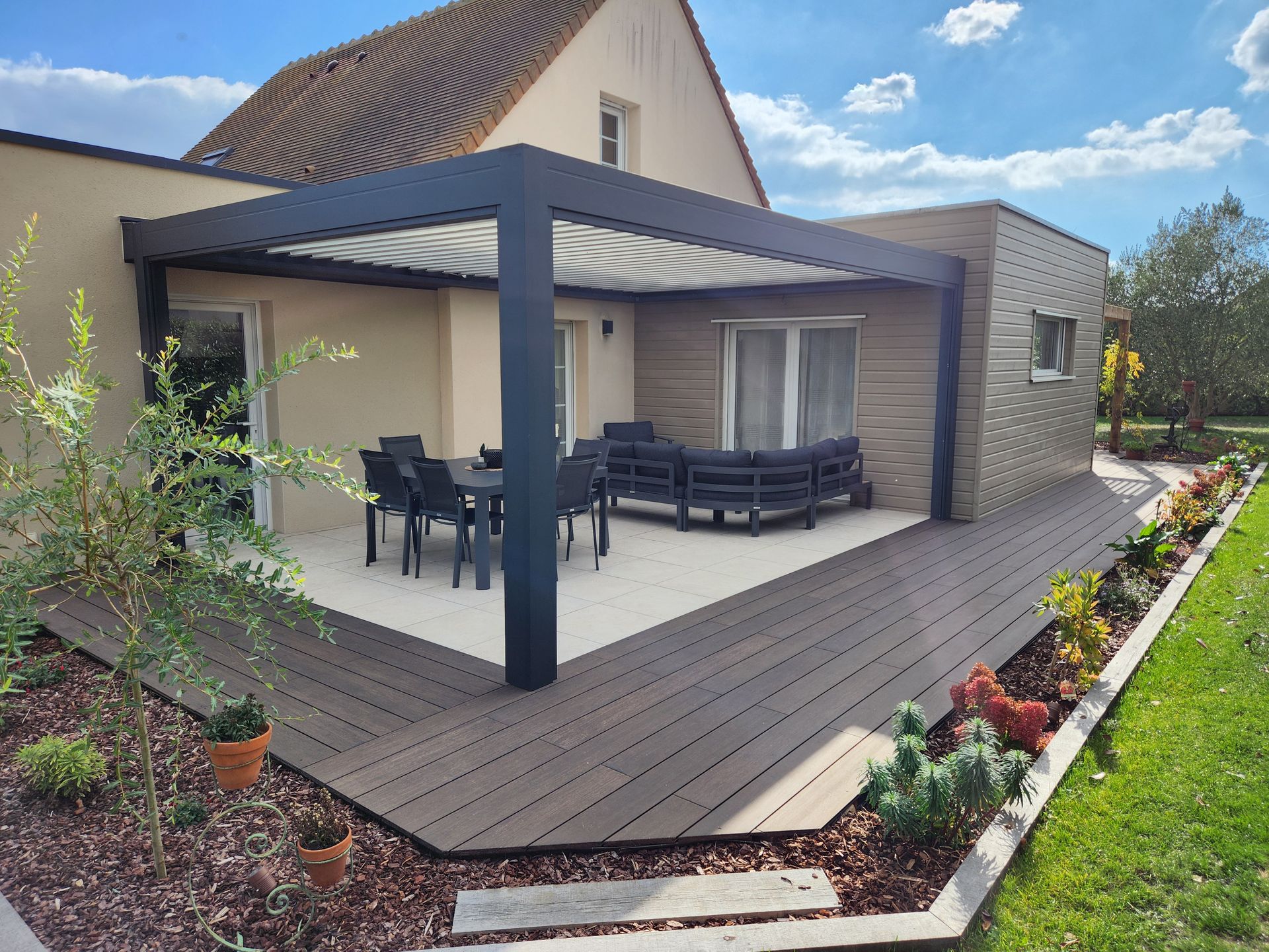 Terrasse et pergola réalisées par Cyril Bunel