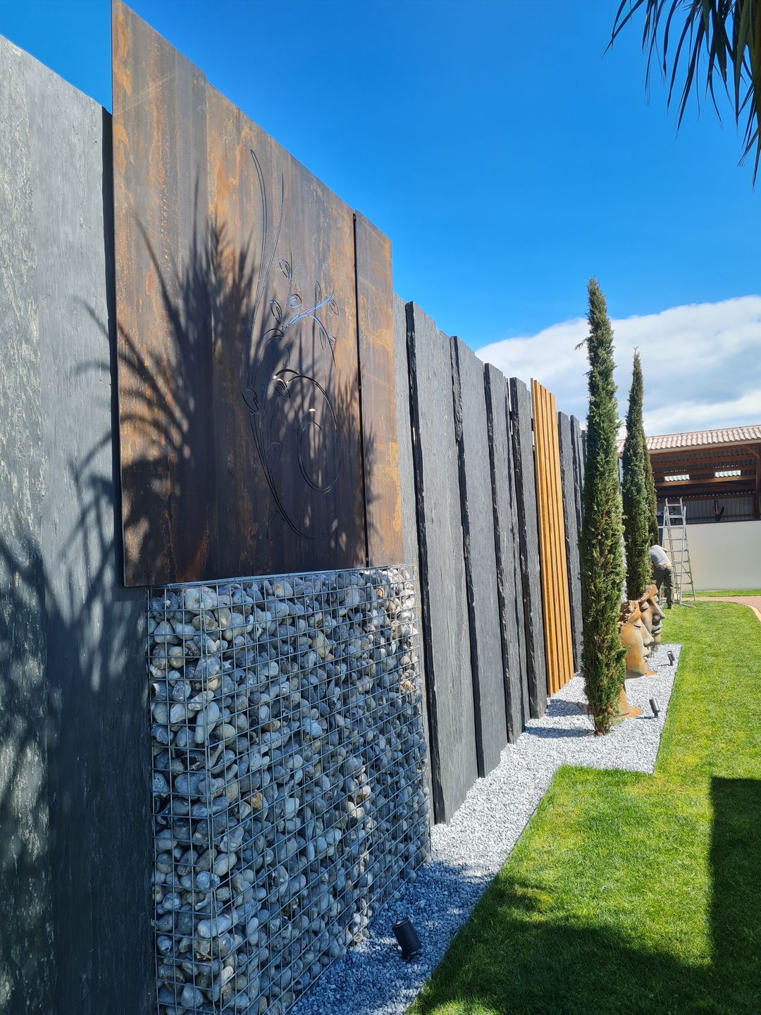 Clôture contemporaine, gabions et plantations réalisés par Cyril Bunel